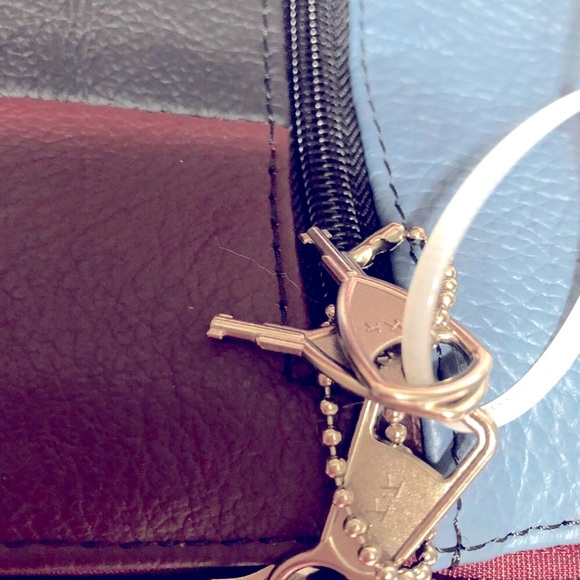 🆕Concealed weapon leather 🔫 locking compartment for gun🔫 leather handbag NWT - Picture 11 of 16